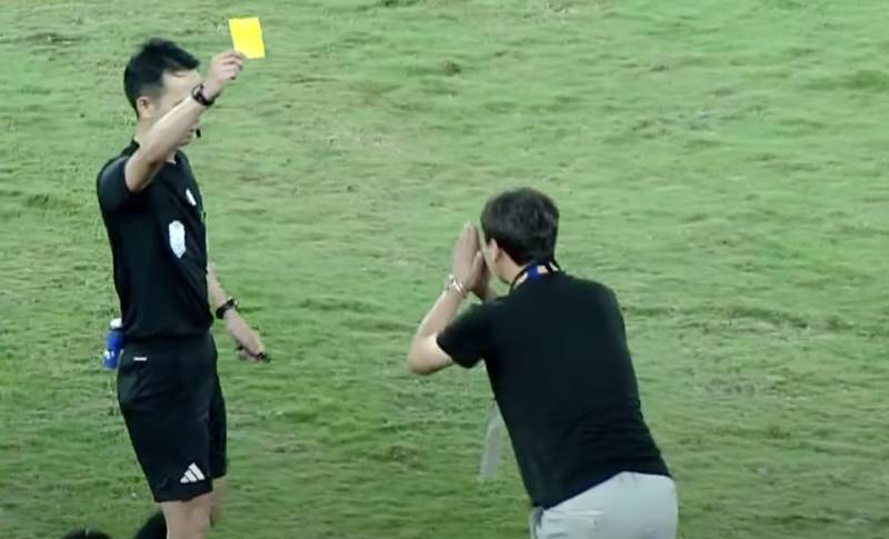 Chú ý trọng tài bắt chính